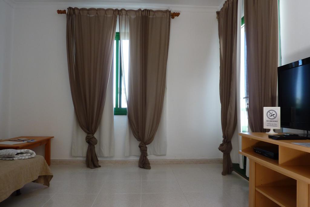 Alhambra Apartamentos Tías Екстериор снимка